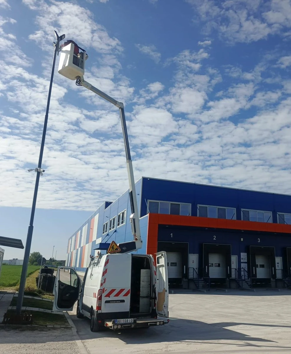 Vortex radovi — rad na rasveti ispred industrijske hale