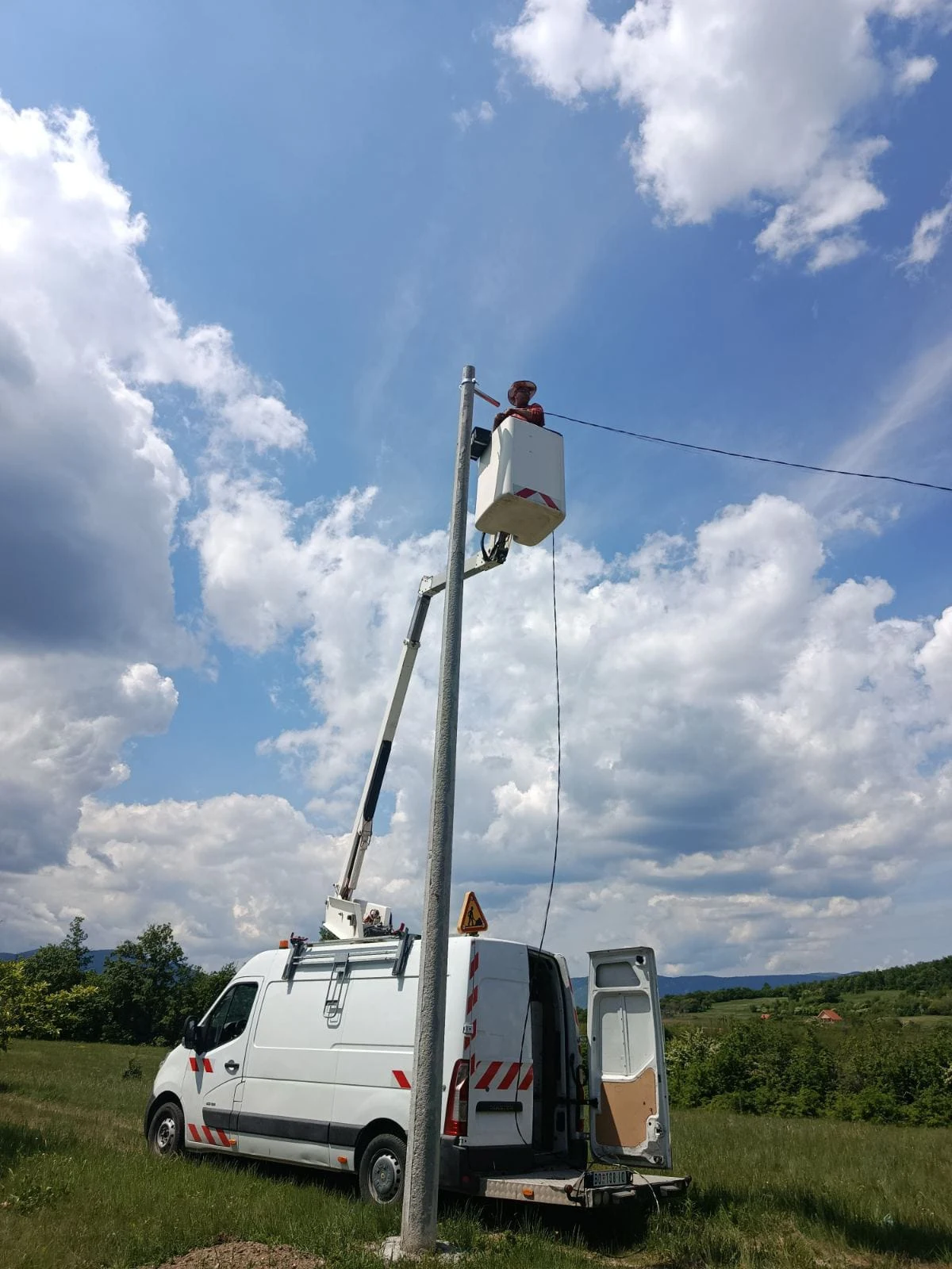 Vortex radovi — montaža instalacija na stubu uz pomoć platforme